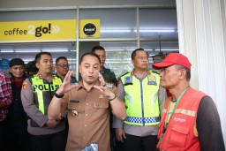 Tak Ada Jukir Resmi, Wali Kota Eri Cahyadi Segel Lahan Parkir Toko Modern di Dharmahusada