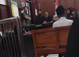 Baca juga : Wartawan Diintimidasi di Ruang Sidang PN Surabaya, 'Mata Melotot Sok Jagoan' Jadi Sorotan!