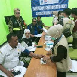 Partai Gerindra bersama tim Kesira, 100 Ampul Vitamin untuk Relawan Dapur Umum Ponpes Al-Khoziny