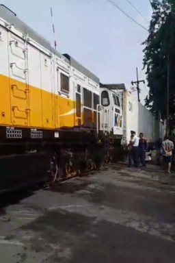 Baca juga : Delapan AS Roda Keluar Rel Dekat Pasar Turi, KAI Minta Maaf Atas Anjloknya KA Barang Aksa Cargo.
