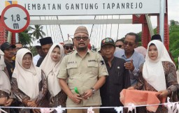 Dukung Jadi Destinasi Wisata Alternatif, Anggota Komisi IV DPR RI Resmikan Jembatan Gantung Tapanrejo Banyuwangi