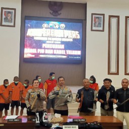 Baca juga : Catut Nama Petugas dan Seragam Polmas, Komplotan Pencuri Kabel Telkom Dibekuk Polrestabes Surabaya