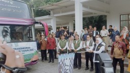 Gubenur Khofifah Lepas 16 KK Transmigran Jatim: Bukan Sekadar Pindah, Tapi Ikhtiar Bangun Masa Depan Bangsa