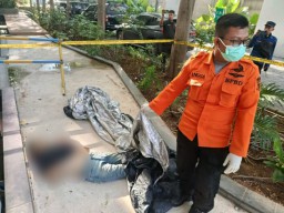 Baca juga : Pria 60 Tahun Ditemukan Tewas Mengenaskan di Lantai Dasar Apartemen Grand Lagoon Dukuh Pakis