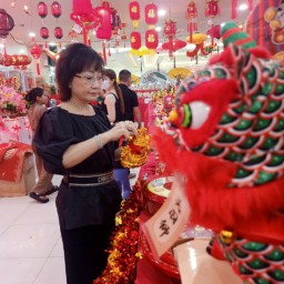 Jelang Tahun Kuda 2026, Sentosa Florist Pasar Atom Surabaya Jadi Buruan Warga Berburu Pernak-pernik Imlek