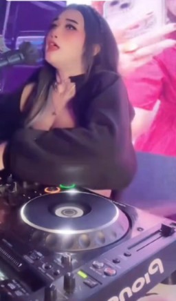 DJ Cantik Ditangkap dan Digelandang dari depan club Triple-X hingga Kos, Dua Poket Barang Bukti Disita.