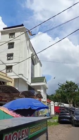 Angin Kencang Terjang Gedung PN Surabaya, Atap Terbang Timpa Angkot