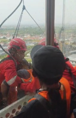 Baca juga : Terombang-ambing di Lantai 26, Satu Pekerja Ascott Waterplace GugurApartemen Ascot PTC Surabaya Saat Hujan dan Angin Kencang.