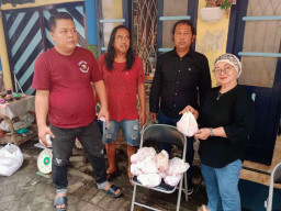 PT Wulandaya Tebar Kepedulian, Bagikan 100 Paket Daging Kurban untuk Warga Keputran