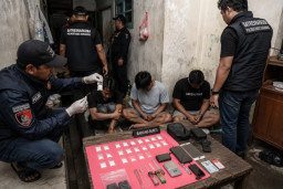 Rumah Dekat Rel KA di Surabaya Digerebek, Pesta Sabu Libatkan Oknum Wartawan dan Ketua RT