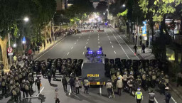 Demo Front Anti Kapitalisme di Grahadi Berujung Ricuh, Massa Lempari Polisi dan Ancam Gelombang Aksi Lebih Besar