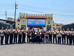 BRI BO Surabaya Diponegoro Serahkan Ambulans untuk Satuan Brimob Polda Jatim