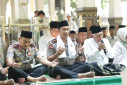 Kapolri dan Para Kiai Sepuh Berkumpul di Tebuireng, Ziarah ke Makam Gus Dur Jadi Momentum Silaturahmi