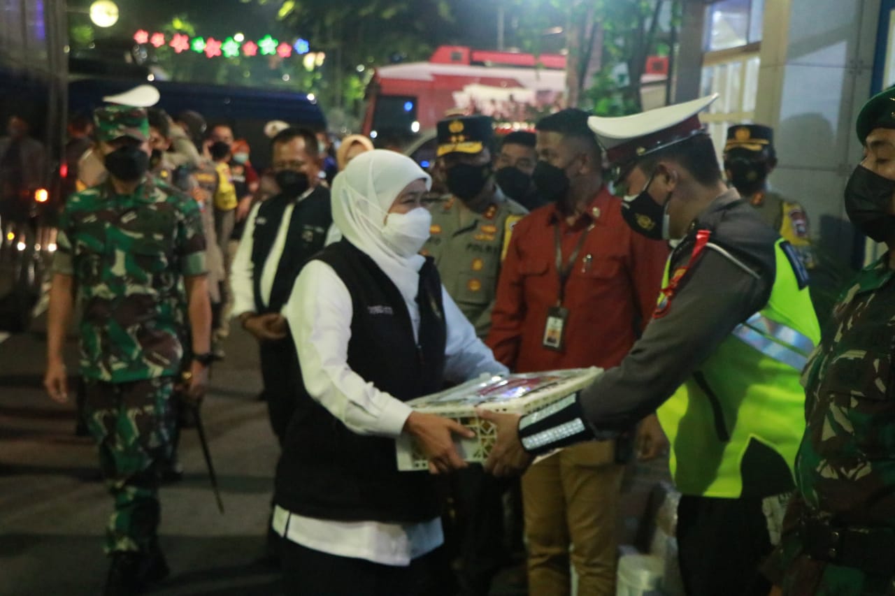 Gubernur Khofifah Bagikan Bingkisan di Pos Pam