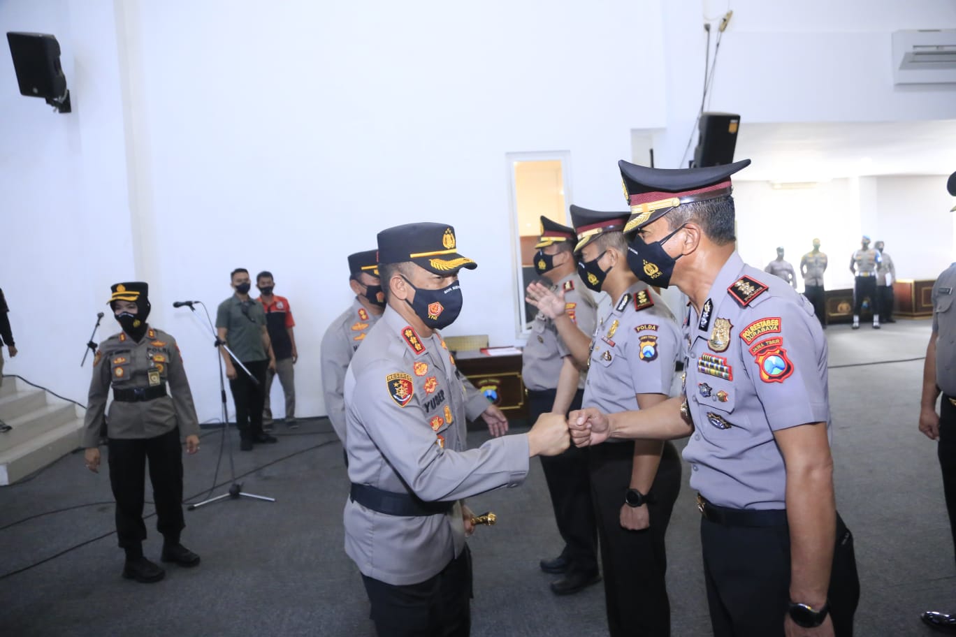 Kapolrestabes Surabaya dalam acara kenaikan pangkat anggota
