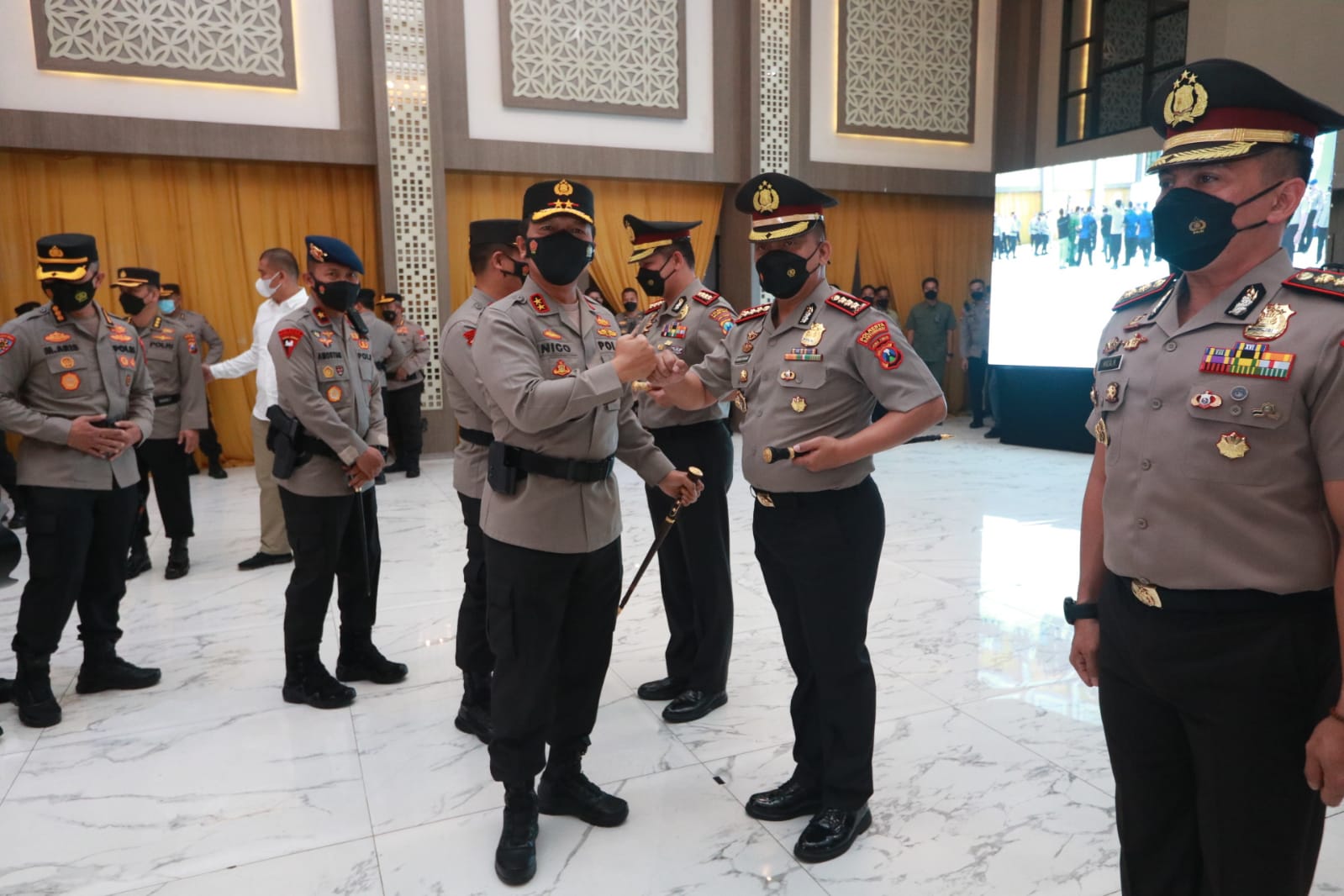 Irjen Pol Nico Afinta memimpin langsung upacara kenaikan pangkat anggota