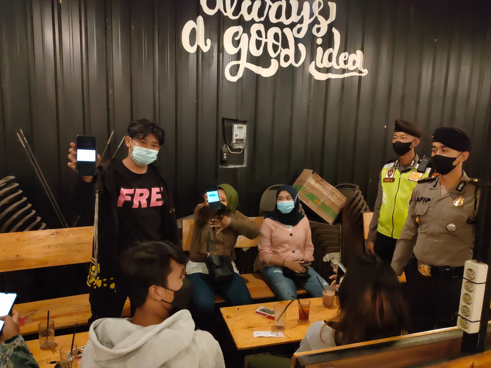 Patroli kafe-kafe Polda Jatim