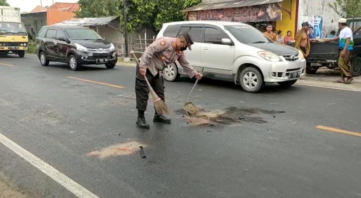Petugas polisi di lokasi kejadian kecelakaan di wilayah Sampang 