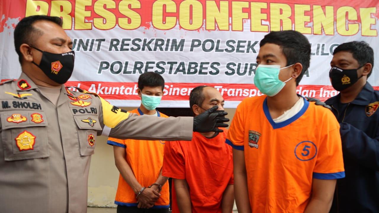Pelaku saat ditanya Kapolsek Sukolilo Surabaya