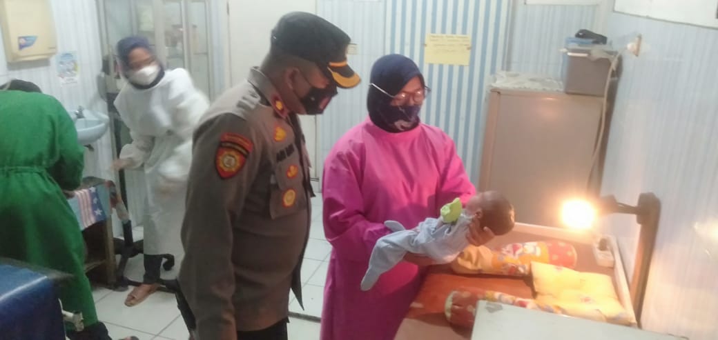 Kapolsek Semampir dan bayi yang ditemukan