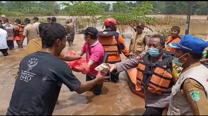 Polisi bantu warga terdampak banjir Pasuruan
