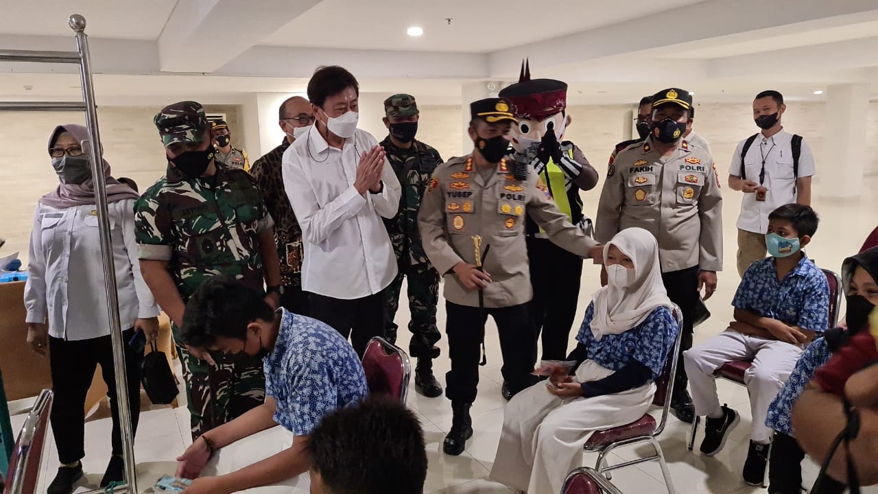 Kapolrestabes Surabaya tinjau vaksinasi anak