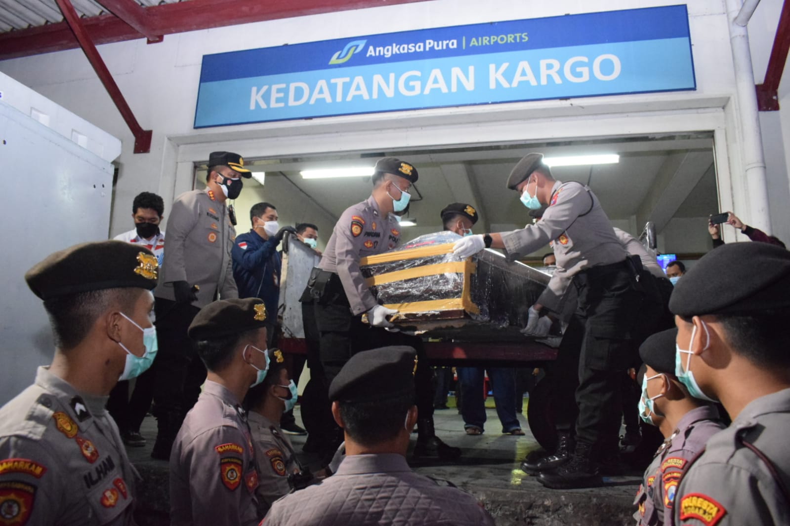 Petugas evakuasi jenazah kapal tenggelam