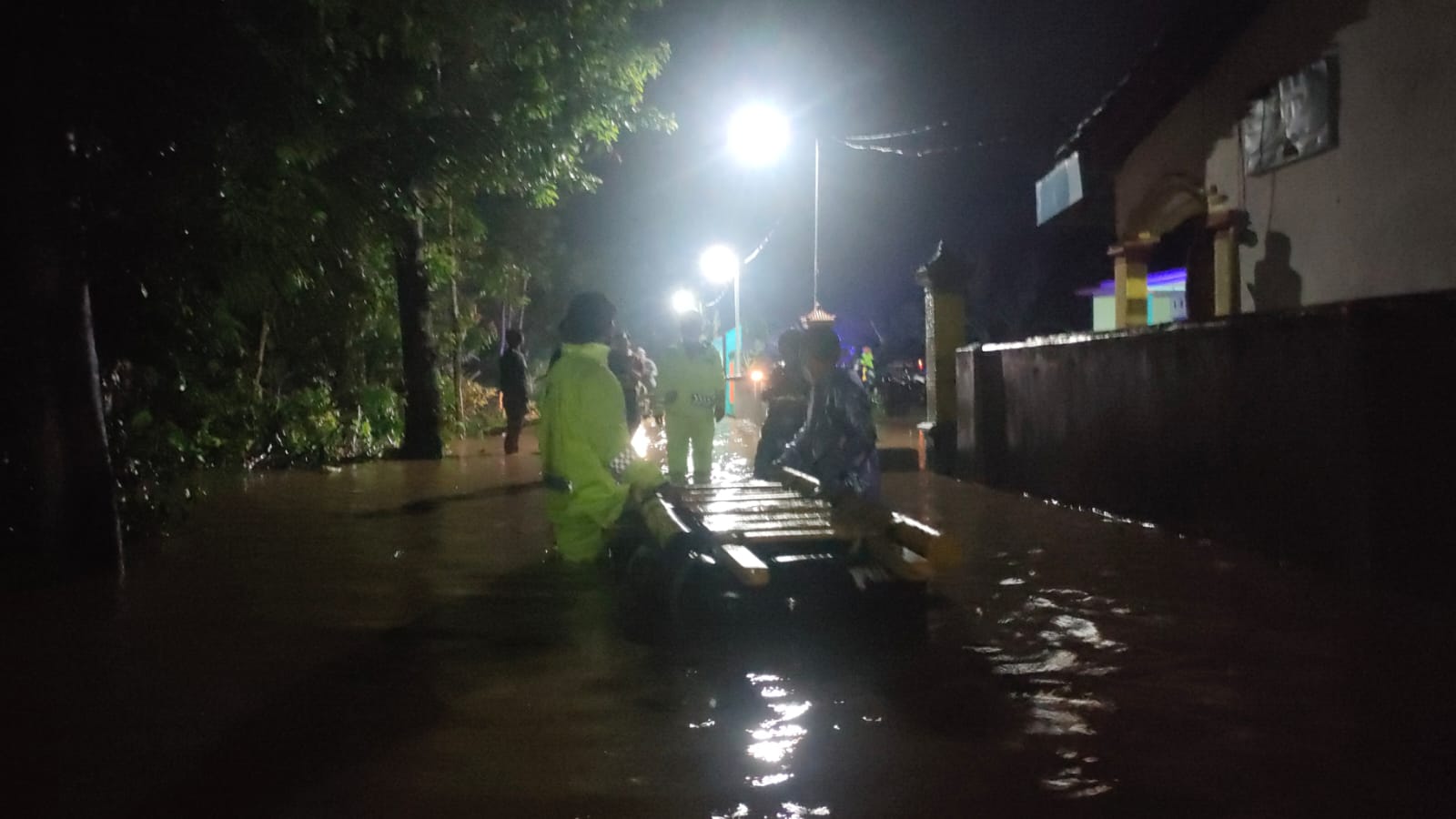 TNI Polri turun tangan di Banjir di Kota Kediri
