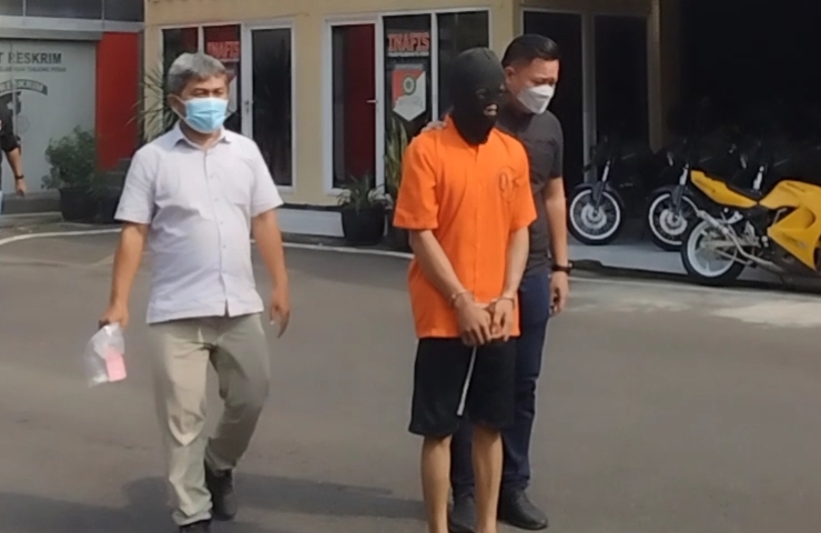 Pelaku Penganiayaan Saat Digelandang Polisi.