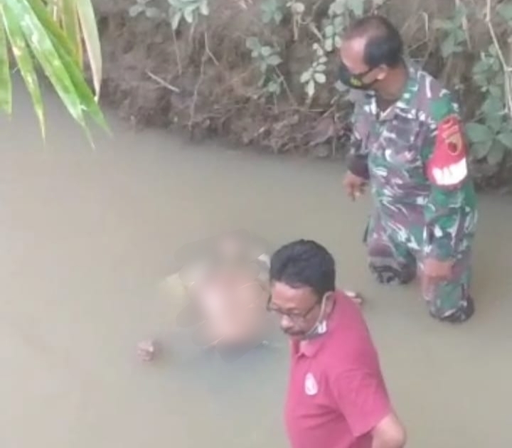 Korban saat ditemukan mengapung di sungai