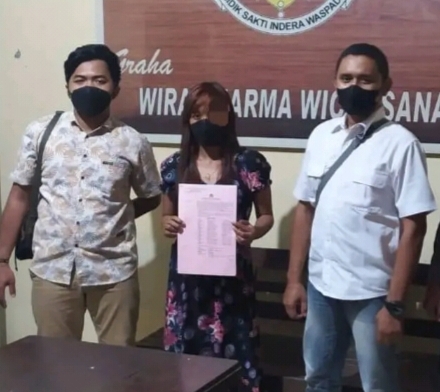 Pelaku Diapit Anggota Polisi Tulungagung 