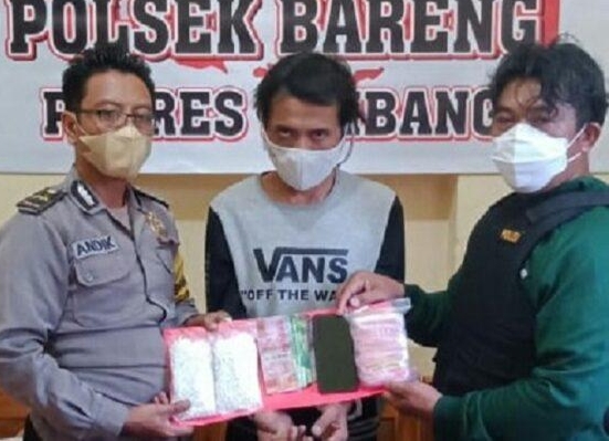 Pengedar pil koplo diapit anggota dan barang bukti