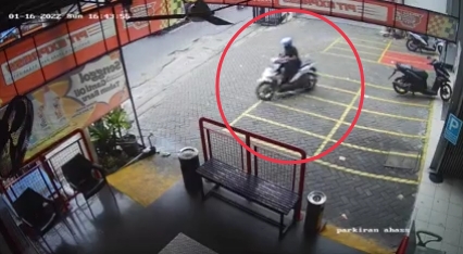 Pelaku pencuri motor terekam CCTV
