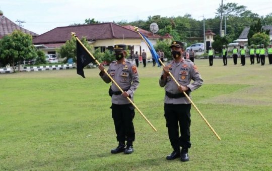 Anggota polisi yang menerima bendera reward dan Punishment
