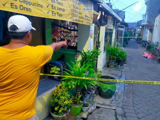 Warga menunjuk lokasi korban pembacokan
