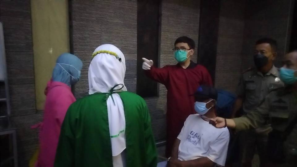 Pengunjung cafe jalani tes swab