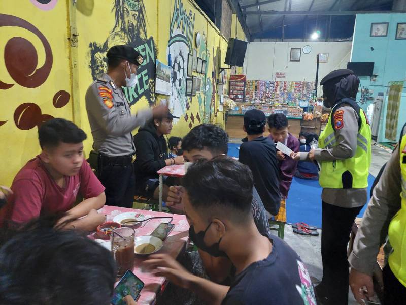 Salah satu warkop yang didatangi petugas Polda Jatim