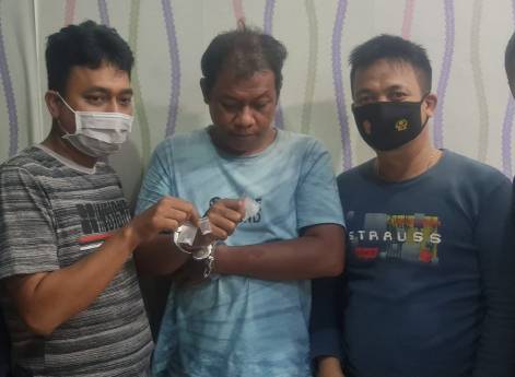 Pelaku Pengedar sabu diapit Polisi 