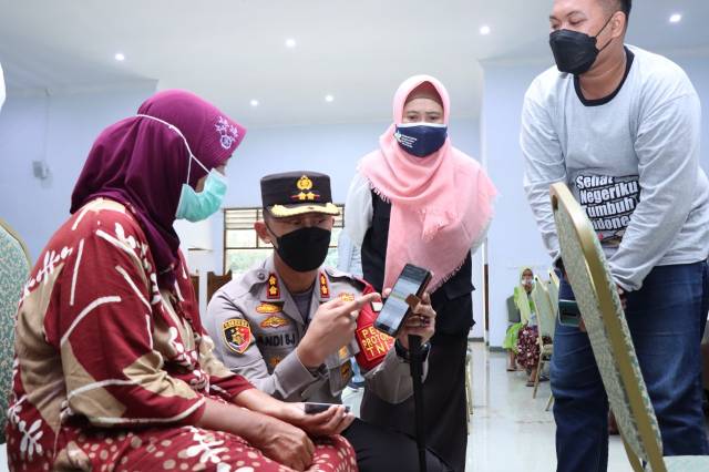 Kapolres Situbondo, menjelaskan aplikasi peduli lindungi