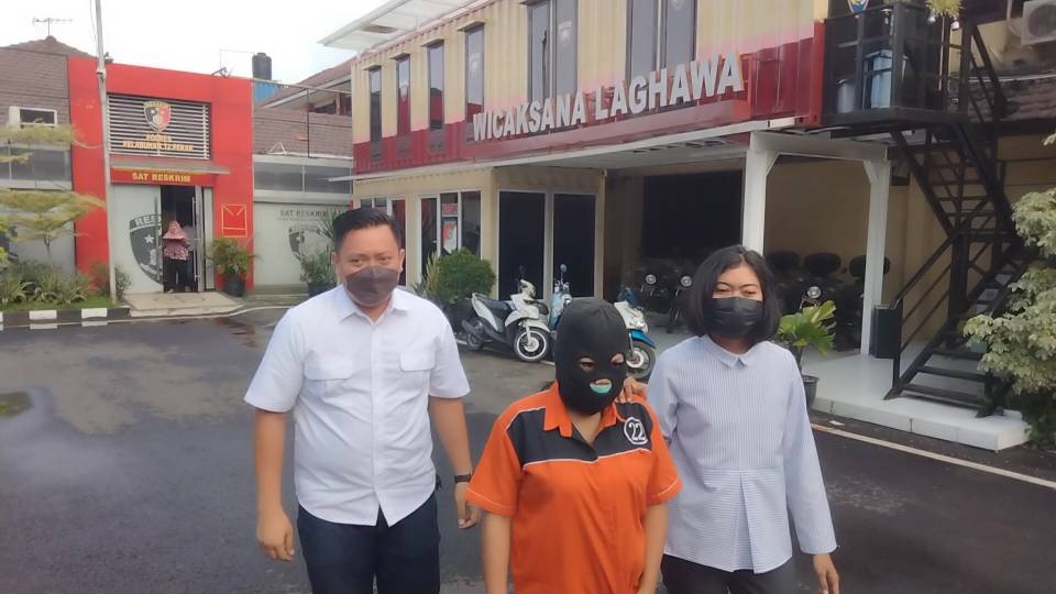 Ibu pembuang bayi saat digelandang petugas