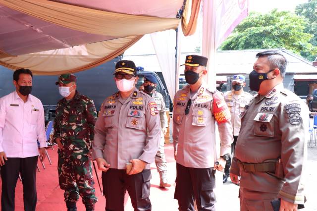 Kapolres Situbondo vaksinasi di pasir Putih