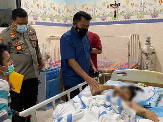 Petugas memberikan penguatan dan penghiburan kepada korban dan keluarga
