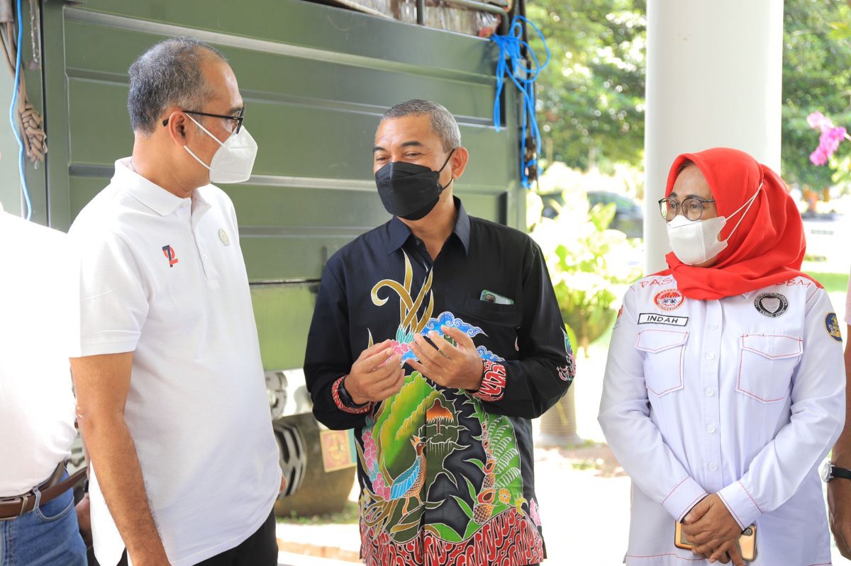Petugas Imigrasi berikan bantuan korban Semeru Lumajang