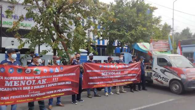 Demo ratusan pekerta di Otoritas Pelabuhan Surabaya