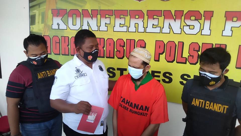 AKP Joko pamerkan pelaku dan barang bukti didampingi anggota 