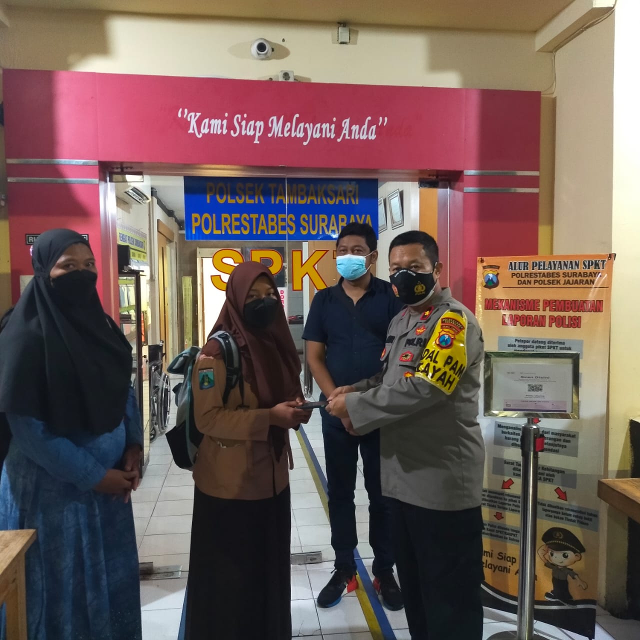 Kompol Akhiyar Kapolsek Tambaksari serahkan HP ke Korban