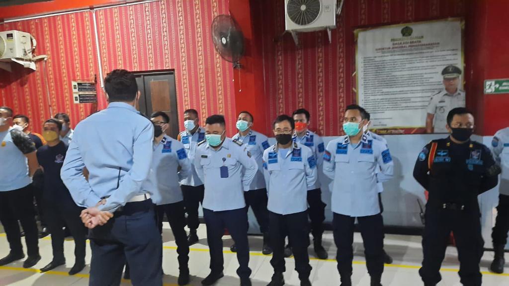 Petugas Lapas razia blok hunian 