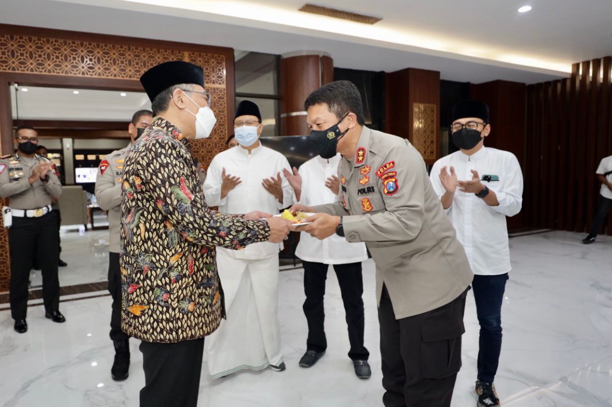 Kapolda Jatim dan Ketua Umum Pengurus Besar Nahdlatul Ulama (PBNU) KH Yahya Cholil Staquf