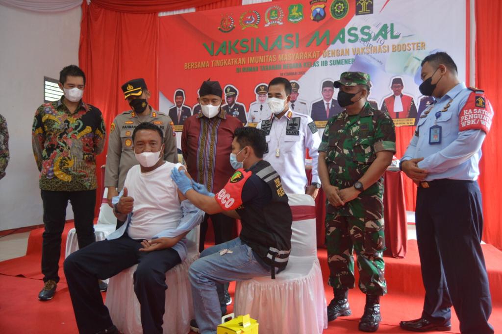 Vaksinasi booster untuk petugas dan warga binaan di Rutan Sumenep