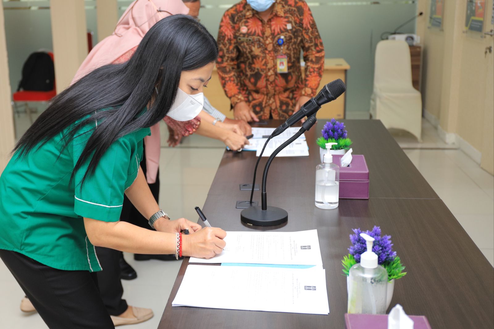 Penandatanganan kontrak dan perjanjian kinerja dengan Kanwil Kemenkumham Jatim.